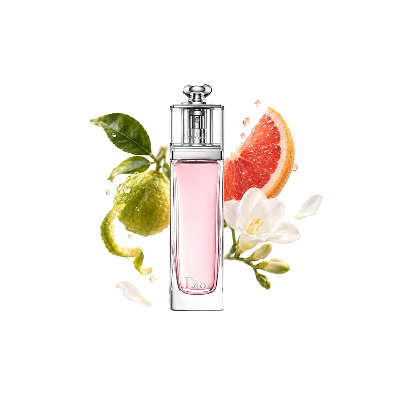 Dior Addict Eau Fraiche de Dior, flacon entouré de ses notes clés : Bergamote de Calabre, Pamplemousse et Freesia