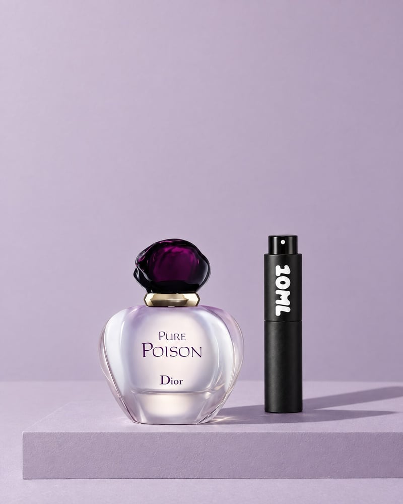 Dior Pure Poison neben einem 10ML-Reisezerstäuber auf einem violetten Sockel