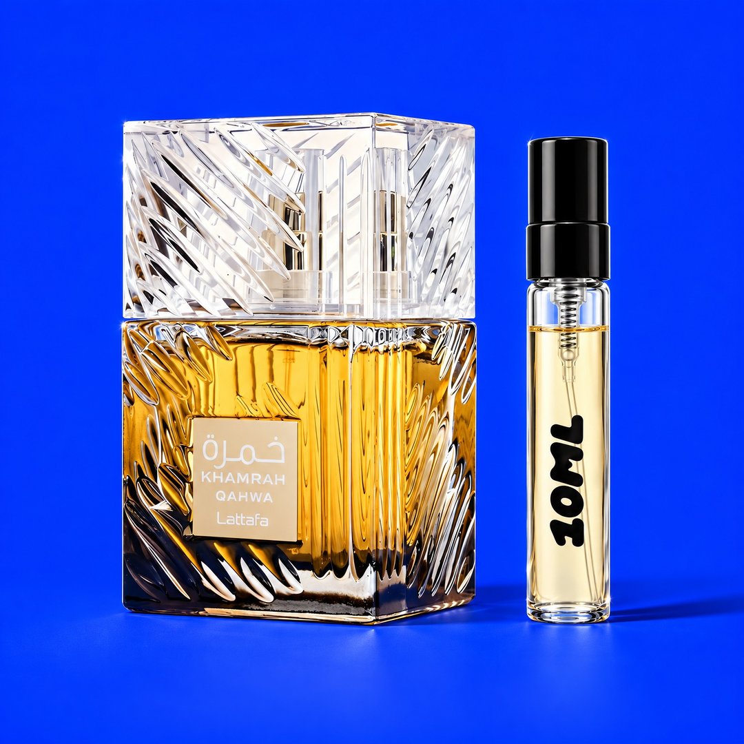 Decant van 10 ml van Khamrah Qahwa (Lattafa) naast de originele fles