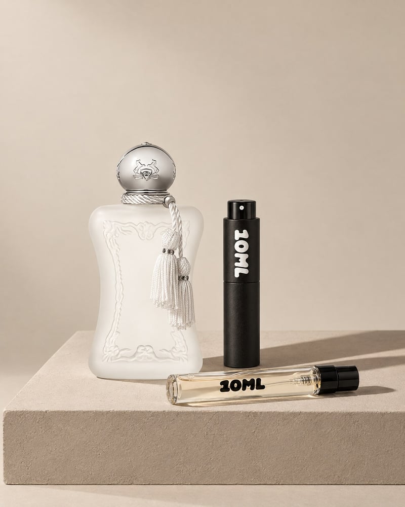 Valaya de Parfums de Marly con un atomizador de viaje 10ML y un vial de recarga 10ML sobre un pedestal beis