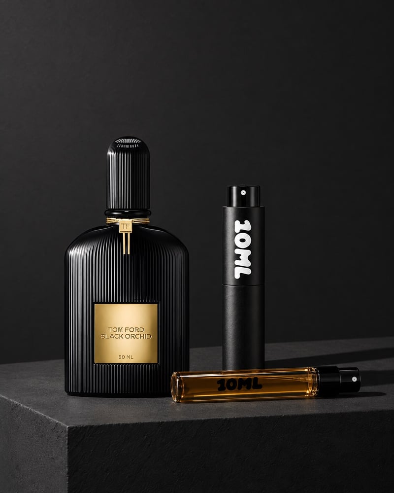 Tom Ford Black Orchid mit einem 10ML-Reisezerstäuber und einem 10ML-Nachfüllfläschchen auf einem schwarzen Sockel